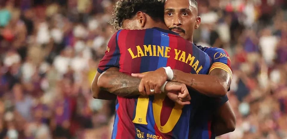 Jugadores de Barcelona abrazándose en el campo