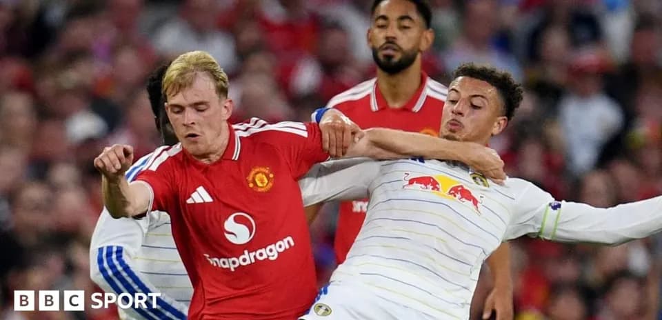 Jugador de Manchester United disputa el balón con rival