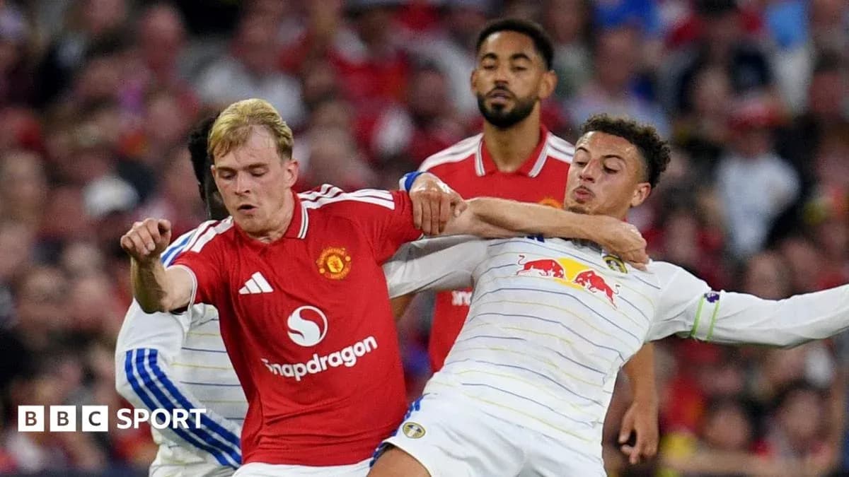 Jugador de Manchester United disputa el balón con rival