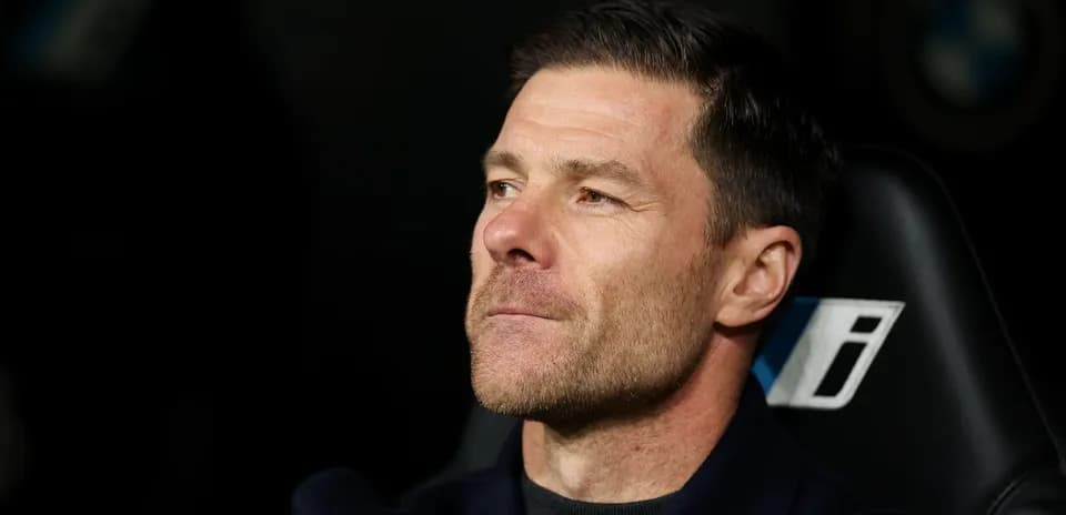 Entrenador sentado en el banquillo durante el partido