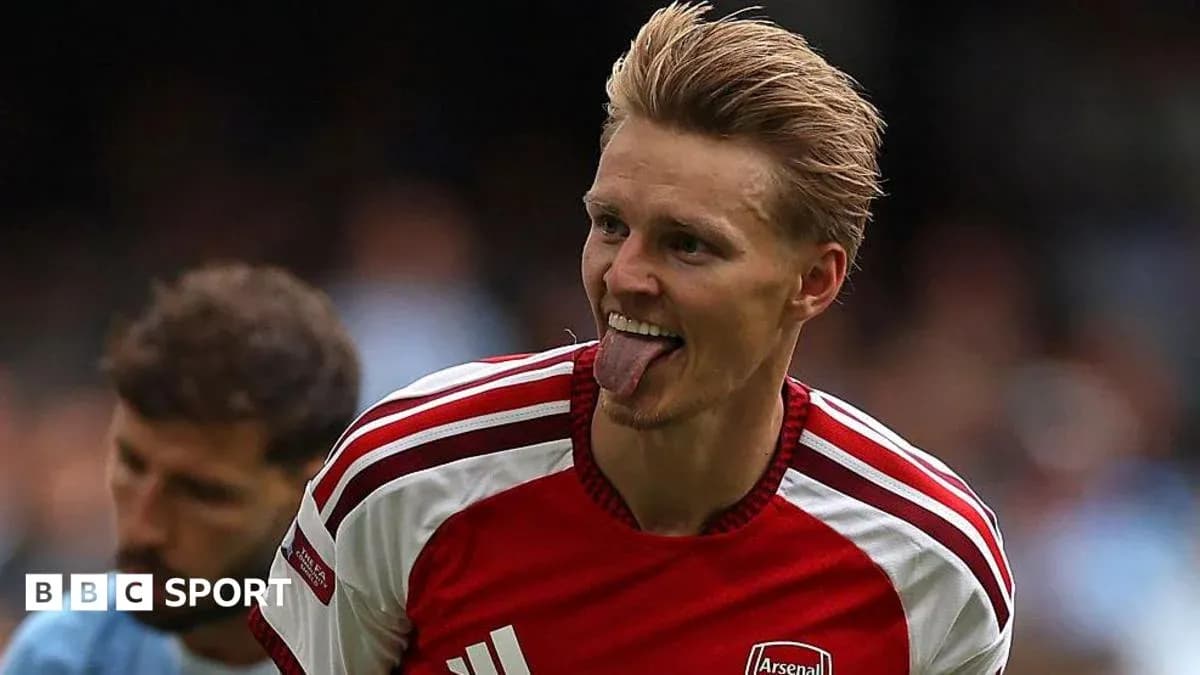 Jugador de Arsenal celebrando con lengua afuera