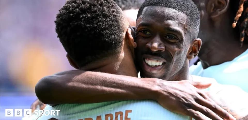 Jugadores celebrando con un abrazo en el campo