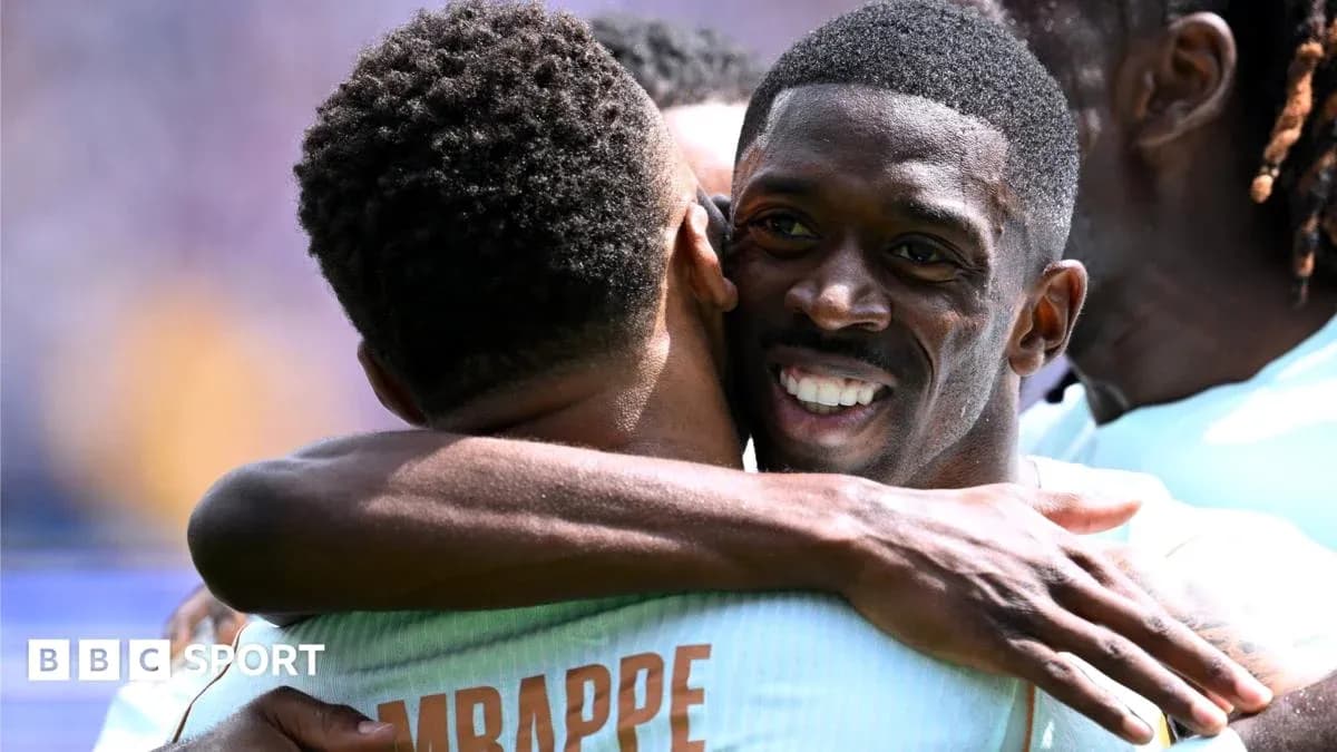 Jugadores celebrando con un abrazo en el campo