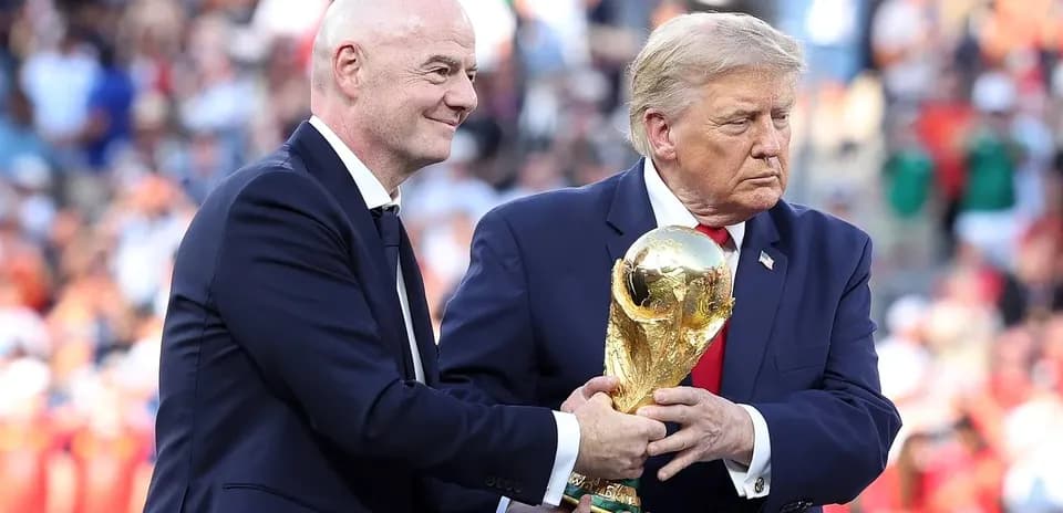 Gianni Infantino y Donald Trump sosteniendo la Copa del Mundo