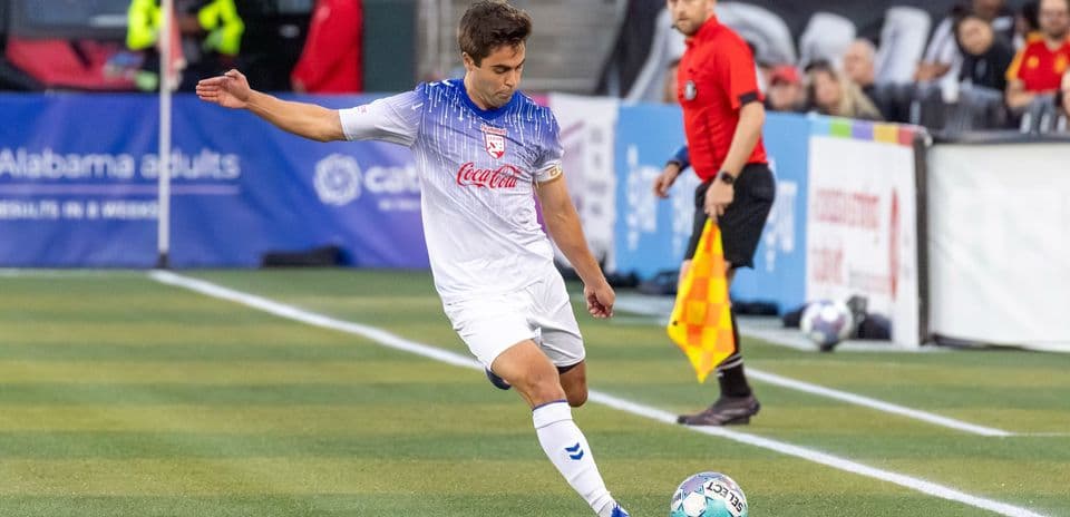 Jugador de Birmingham Legion en acción durante el partido
