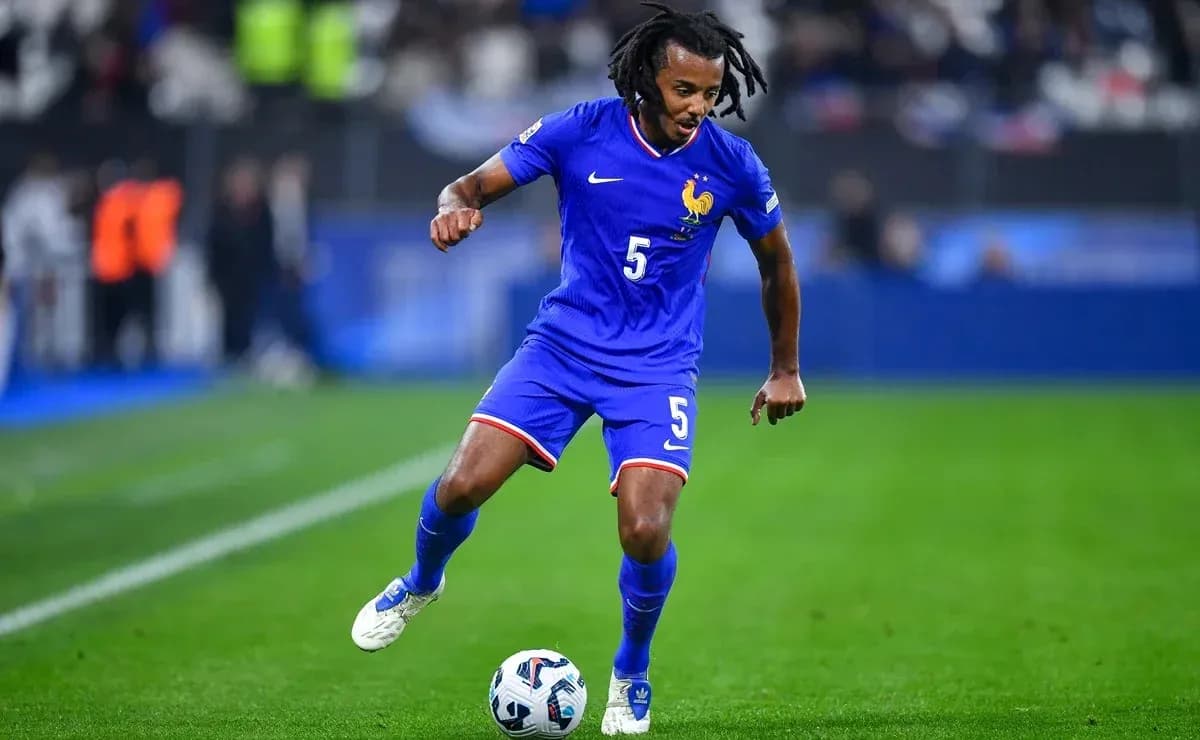 Jugador de Francia controlando el balón en el campo
