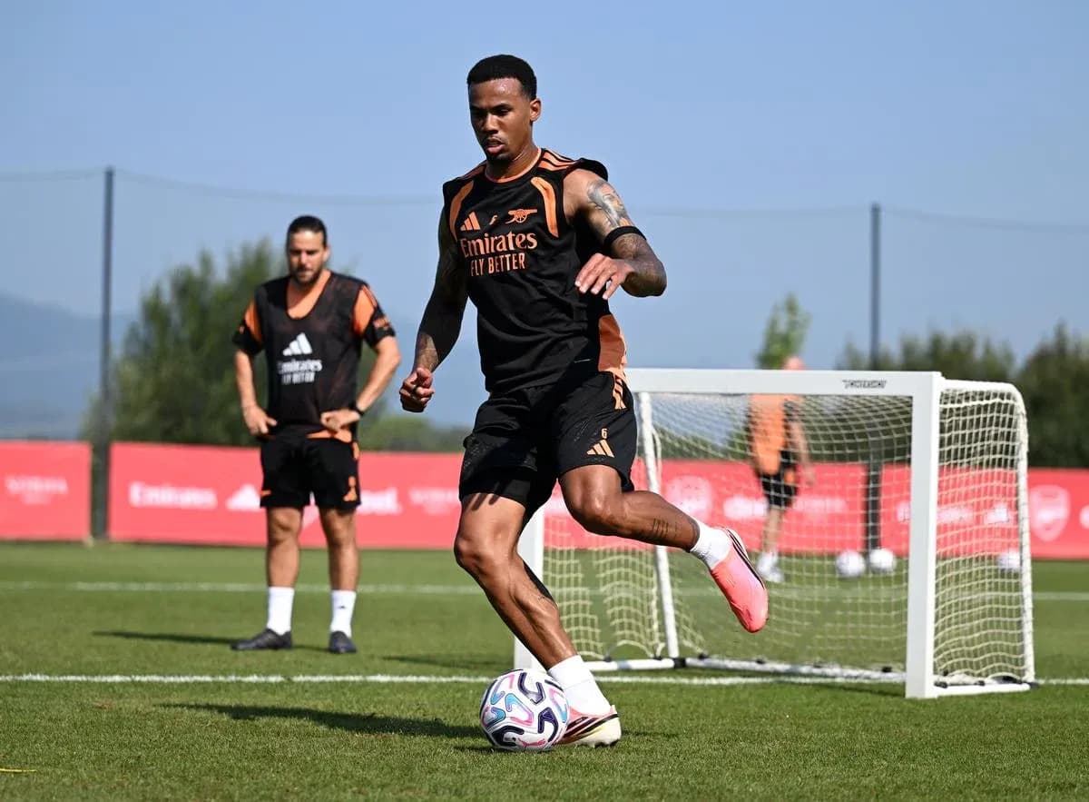 Jugador entrenando con balón en campo de fútbol