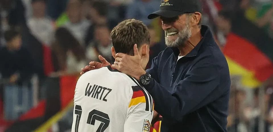 Entrenador abrazando a jugador después del partido