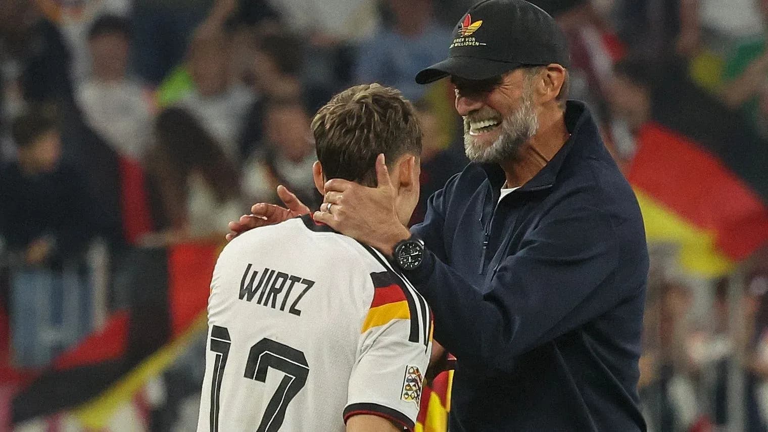 Entrenador abrazando a jugador después del partido