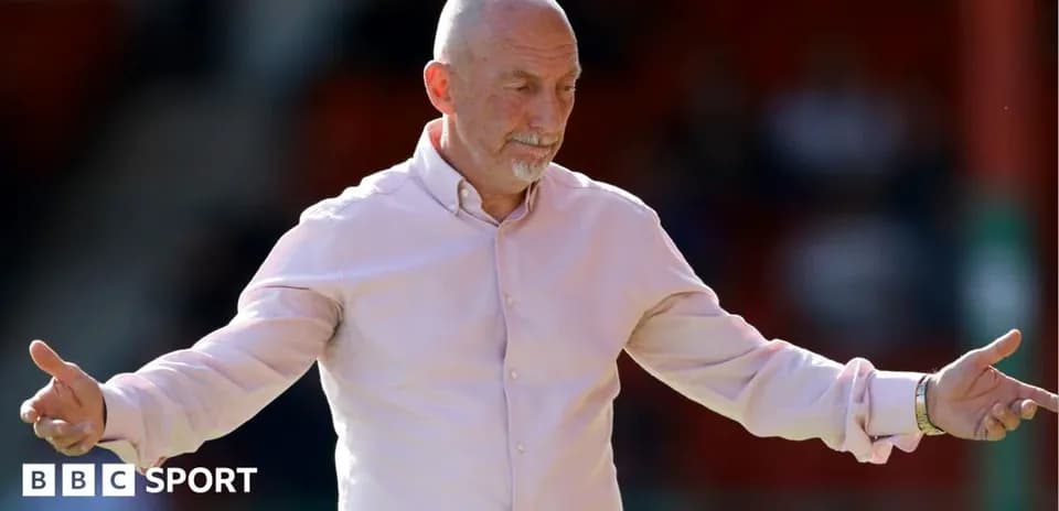 Entrenador gesticulando durante un partido