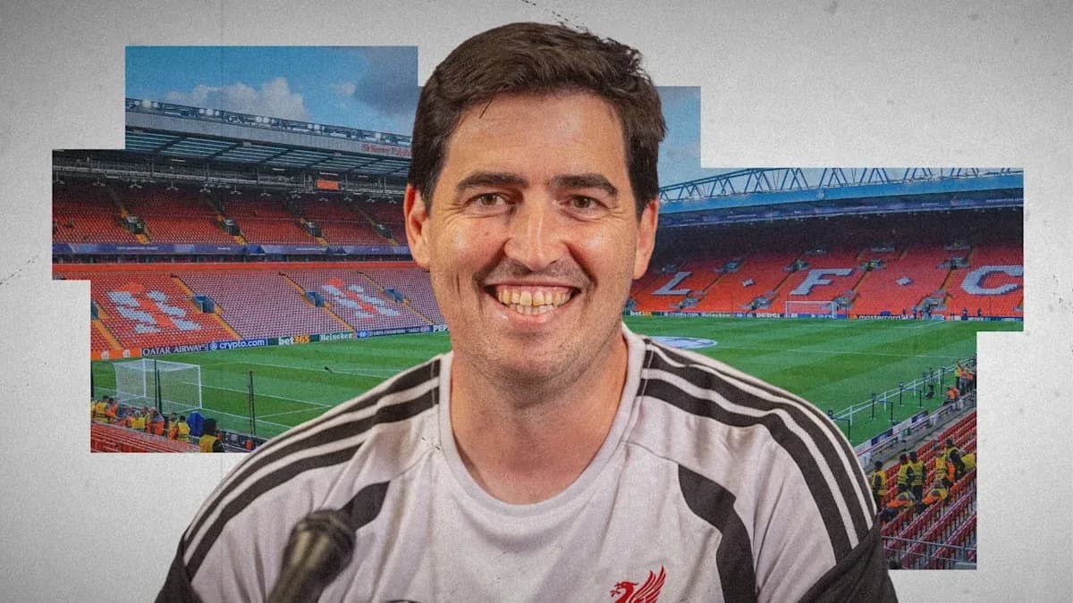 Entrenador sonriente en el estadio de Liverpool