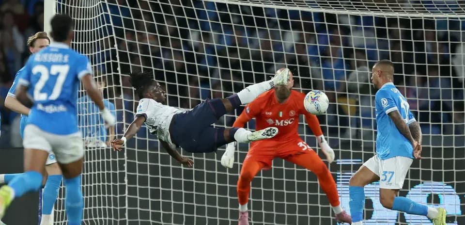 Jugador de Bologna disparando en el partido