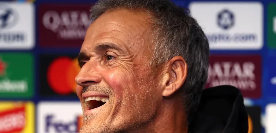 Entrenador sonriendo en conferencia de prensa