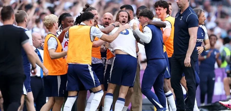Jugadores de Tottenham celebrando un gol