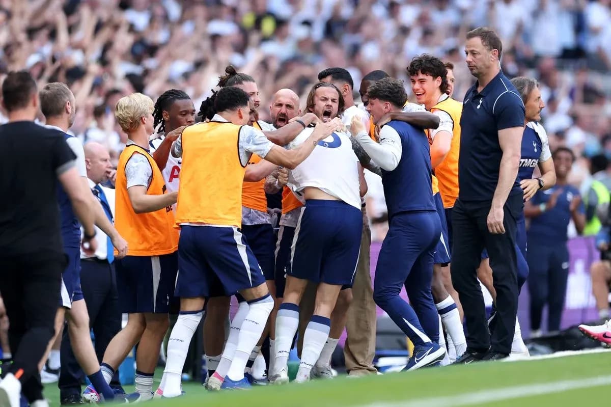 Jugadores de Tottenham celebrando un gol
