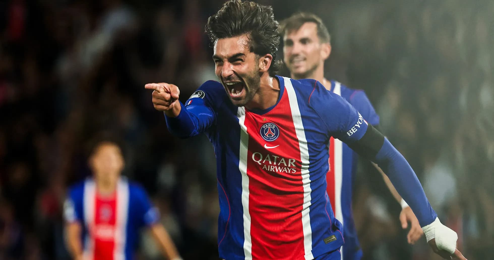 Jugador de PSG celebrando un gol con entusiasmo