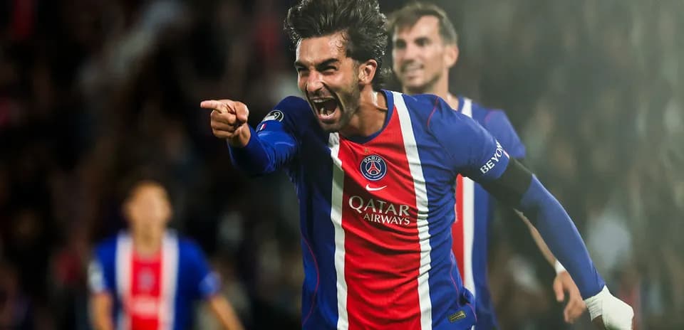 Jugador de PSG celebrando un gol con entusiasmo
