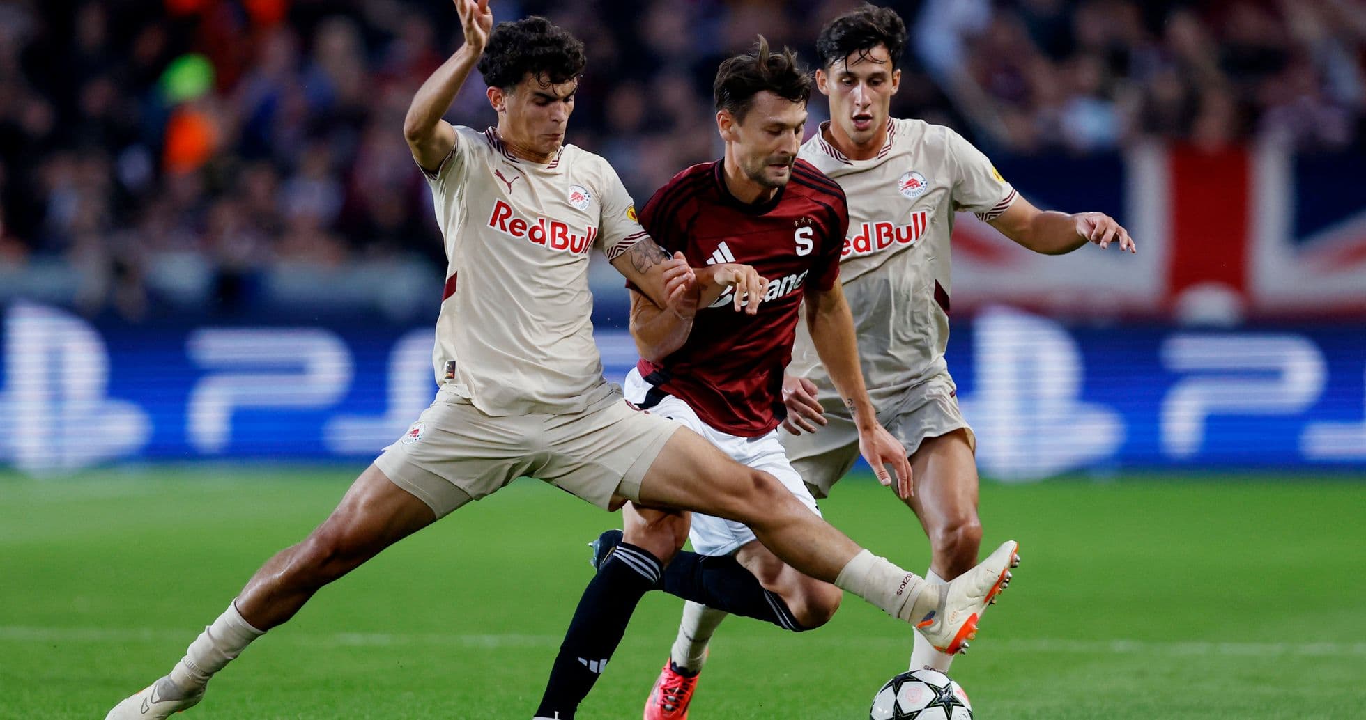 Dos jugadores de Red Bull Salzburg en acción