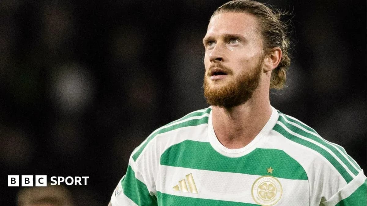 Jugador con camiseta de Celtic mirando hacia arriba