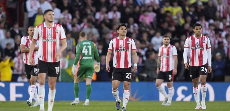 Jugadores de Southampton en el campo durante partido