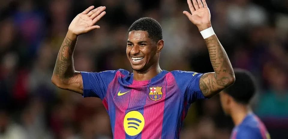 Jugador de Barcelona saludando al público durante el partido