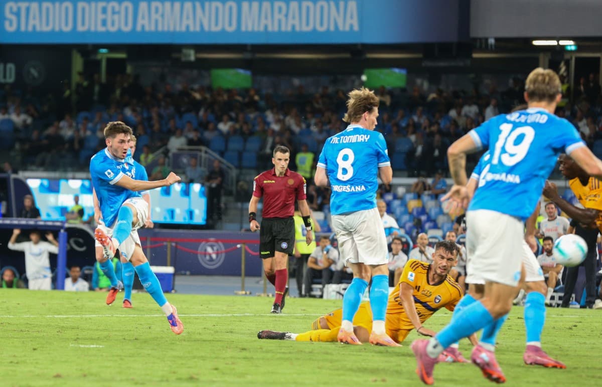 Jugador de Napoli disparando durante el partido