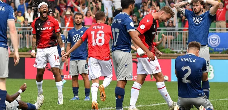 Jugadores celebrando un gol de Cavalry FC