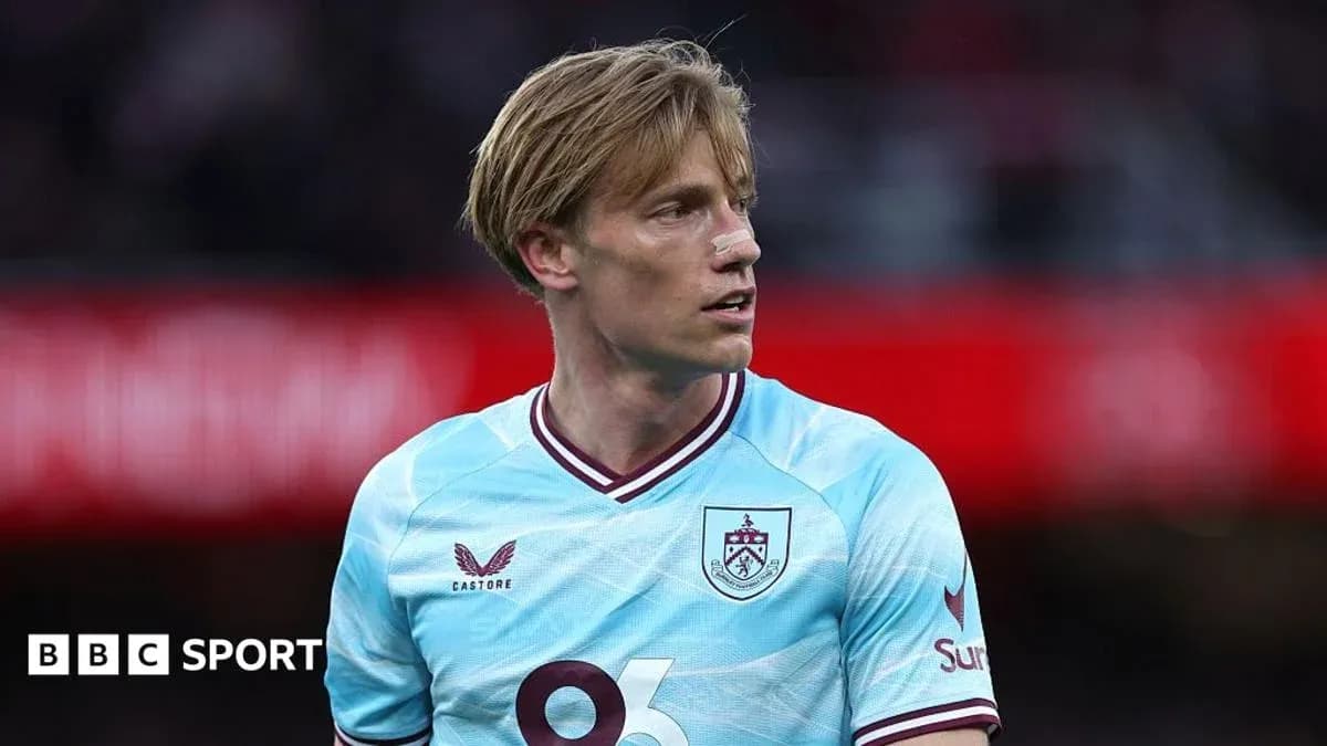 Jugador de Burnley en acción durante un partido