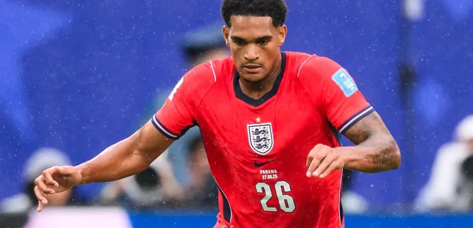 Jugador de Inglaterra corriendo en el campo de juego