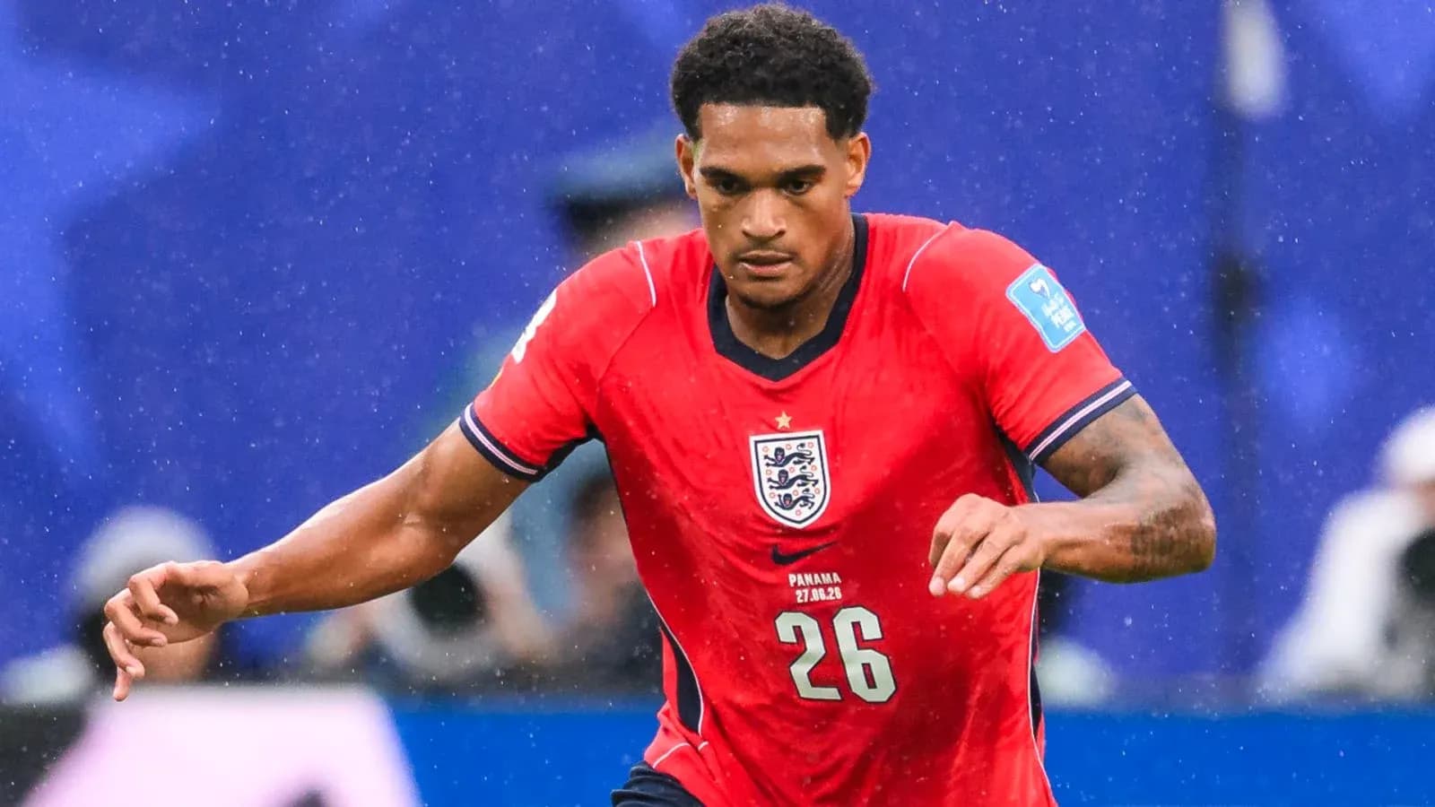 Jugador de Inglaterra corriendo en el campo de juego