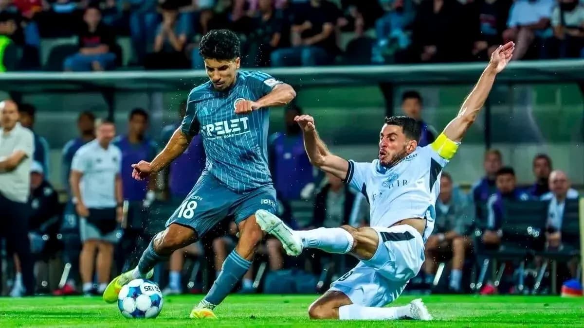 Jugador de Slovan Bratislava deslizándose por el balón
