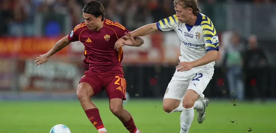 Jugador de AS Roma y Parma luchando por el balón