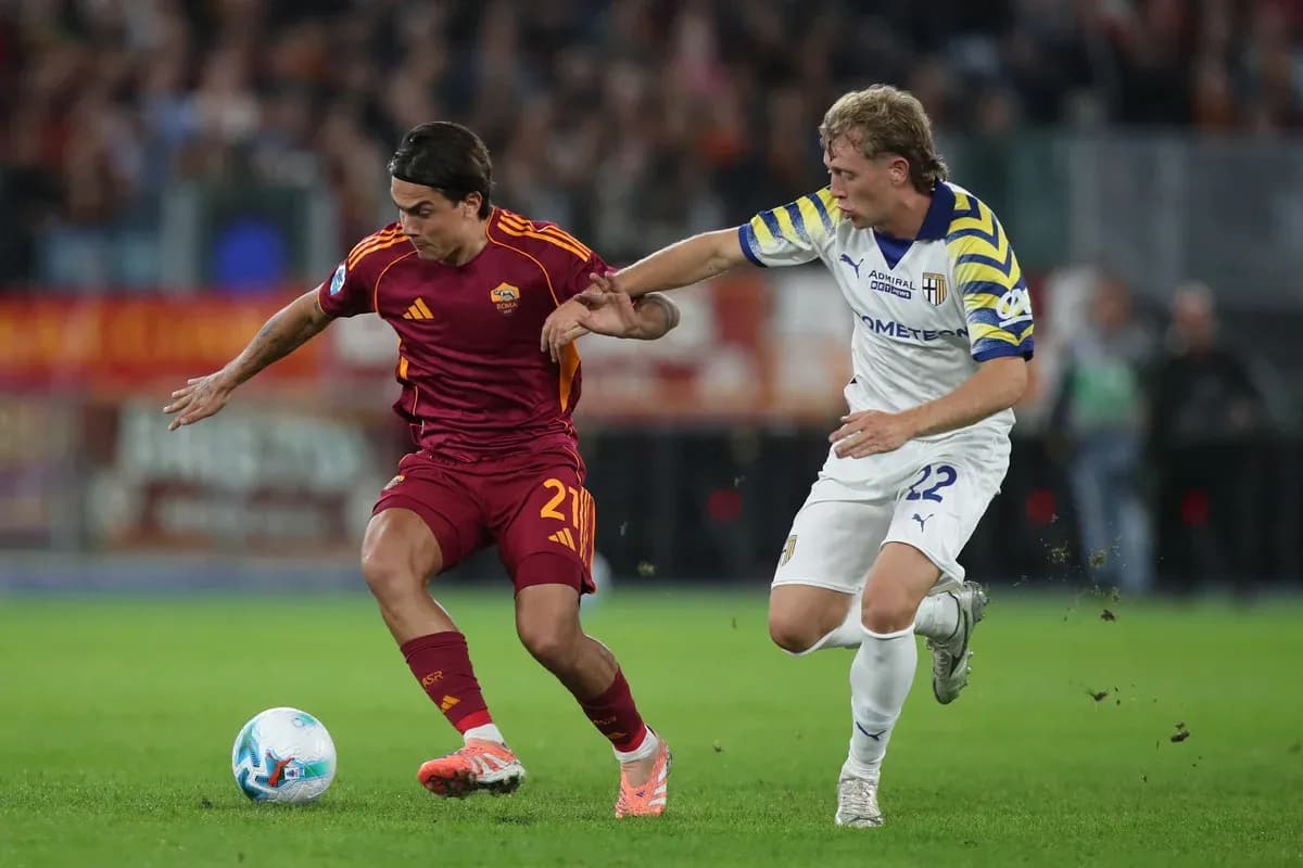 Jugador de AS Roma y Parma luchando por el balón