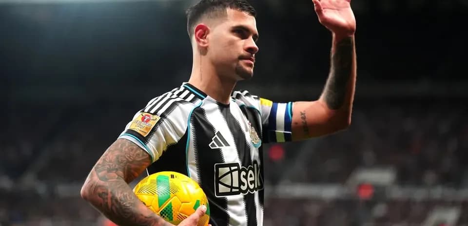Jugador de Newcastle saludando con un balón