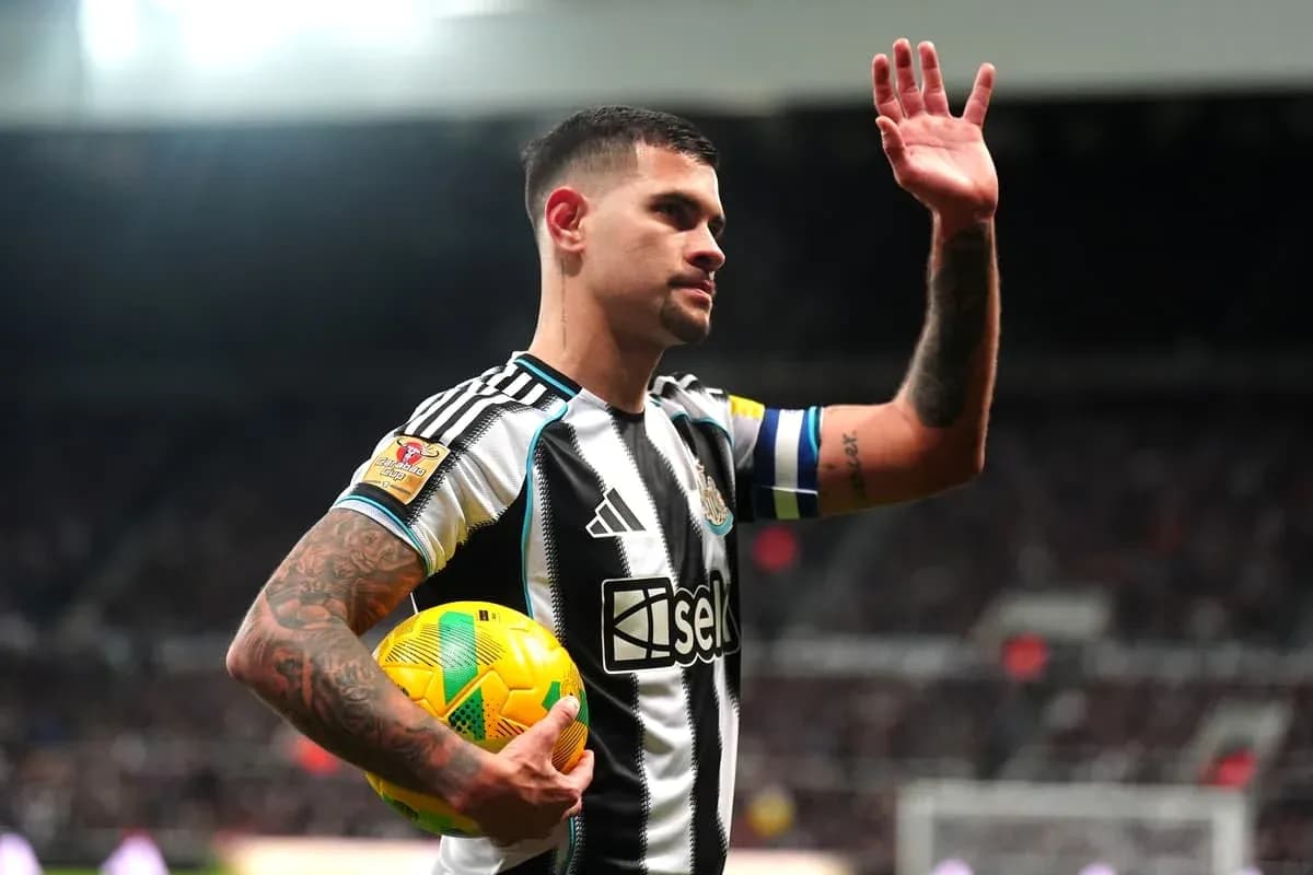 Jugador de Newcastle saludando con un balón