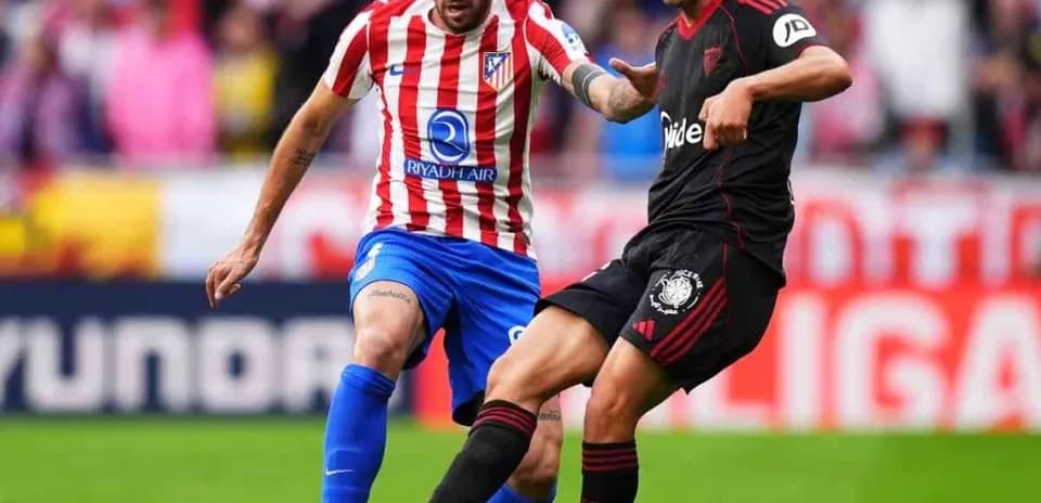 Jugadores de Sevilla y Atlético en acción