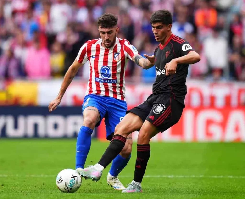 Jugadores de Sevilla y Atlético en acción