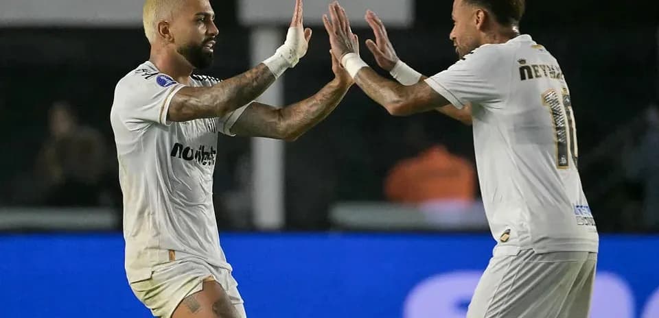 Jugadores celebrando tras un gol en el partido