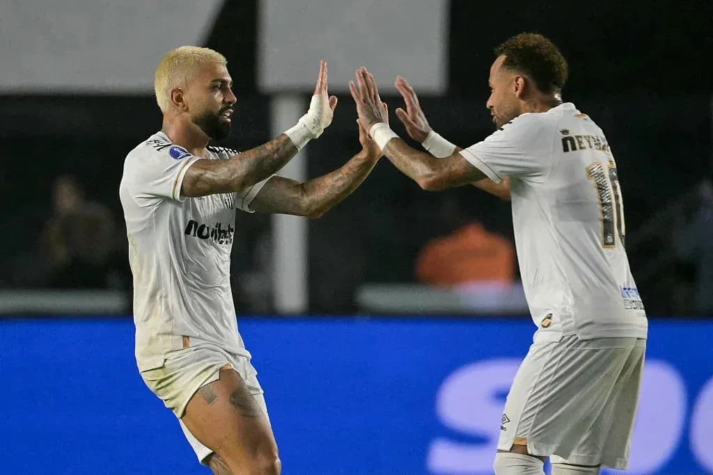 Jugadores celebrando tras un gol en el partido