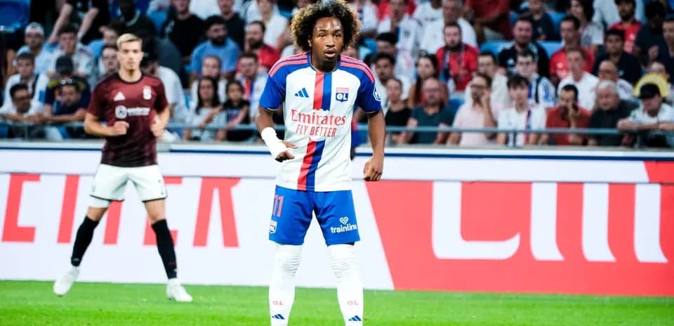 Jugador de Lyon en acción durante el partido
