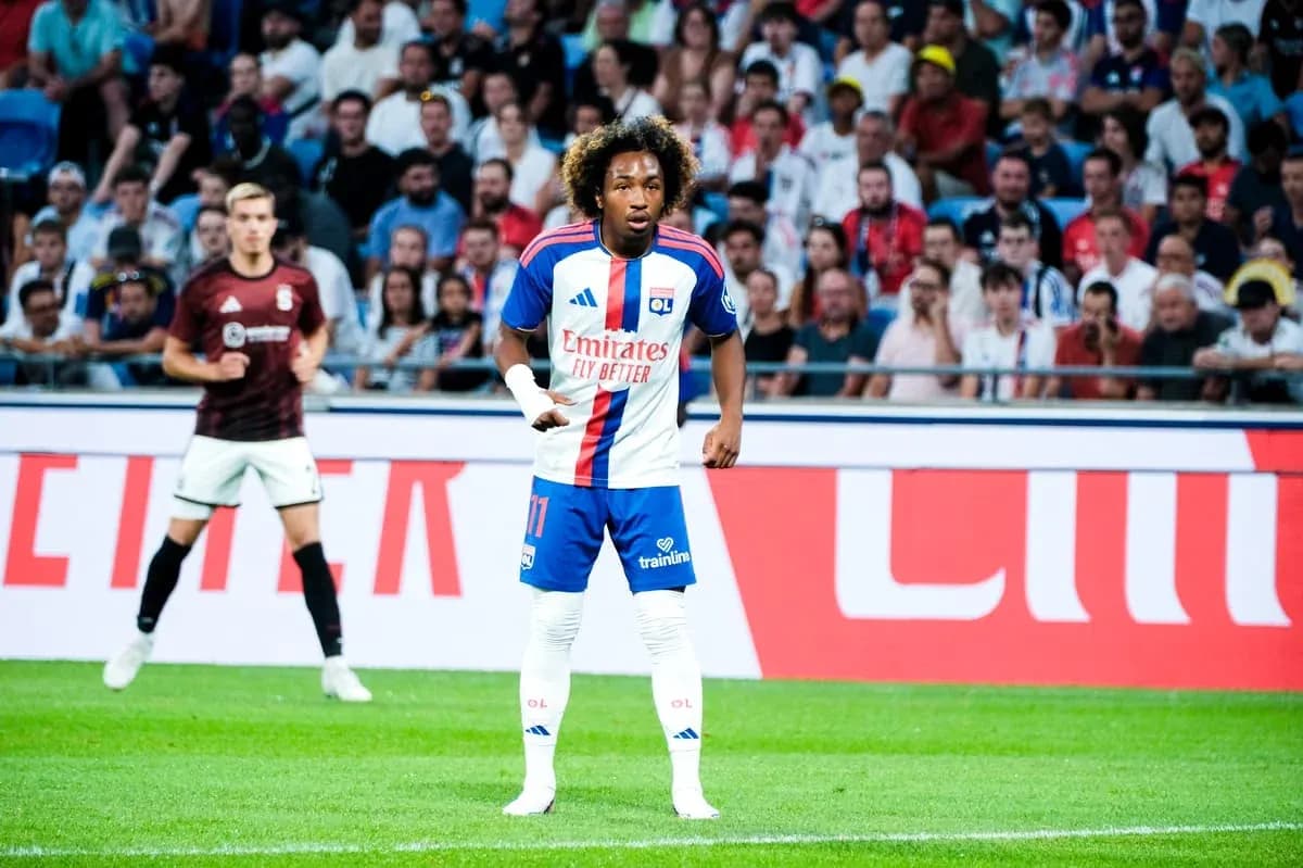 Jugador de Lyon en acción durante el partido