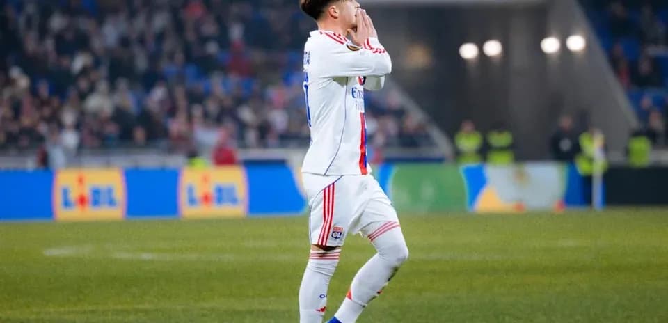 Jugador de Lyon gesticulando en el campo de fútbol