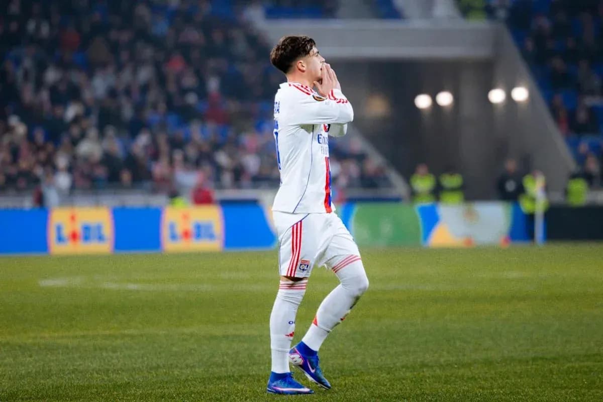 Jugador de Lyon gesticulando en el campo de fútbol