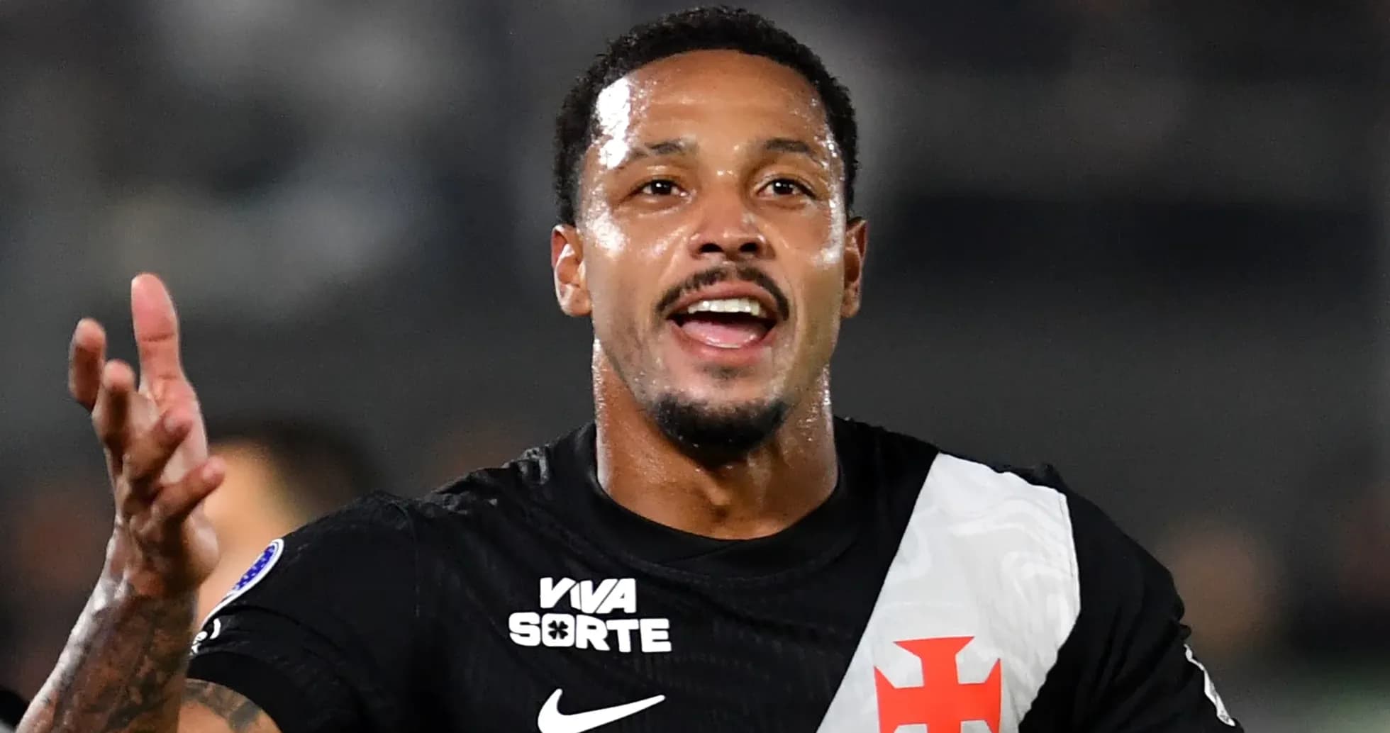 Jugador de fútbol celebrando con camiseta de Vasco