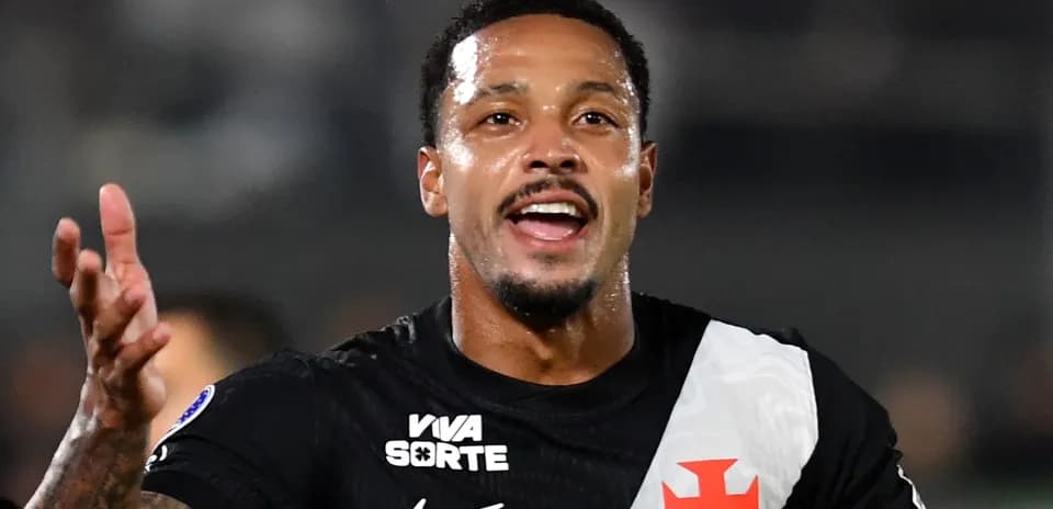 Jugador de fútbol celebrando con camiseta de Vasco