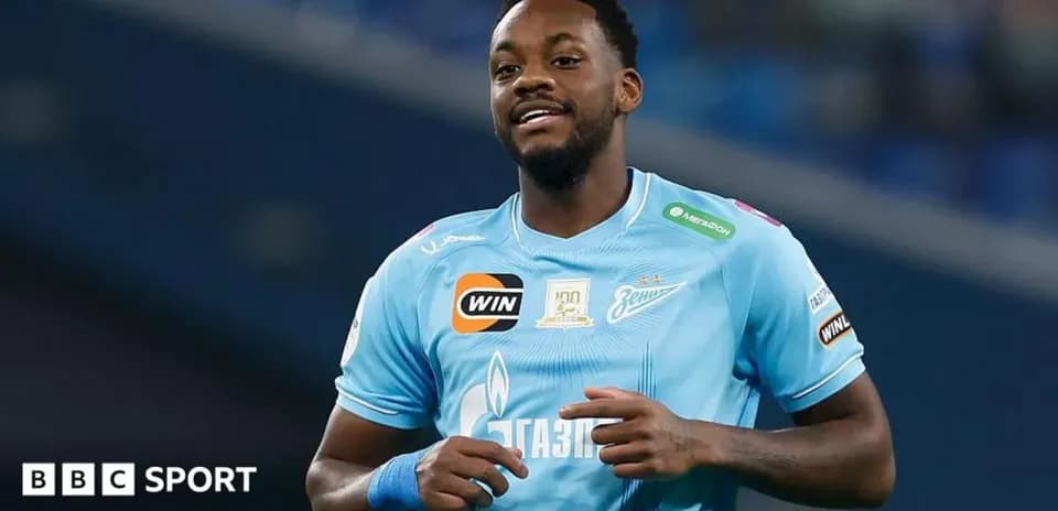 Jugador de fútbol sonriendo en uniforme de Zenit