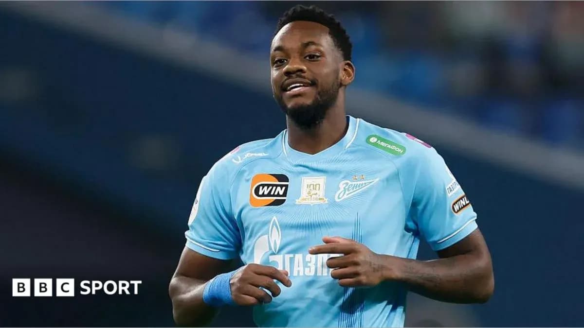 Jugador de fútbol sonriendo en uniforme de Zenit