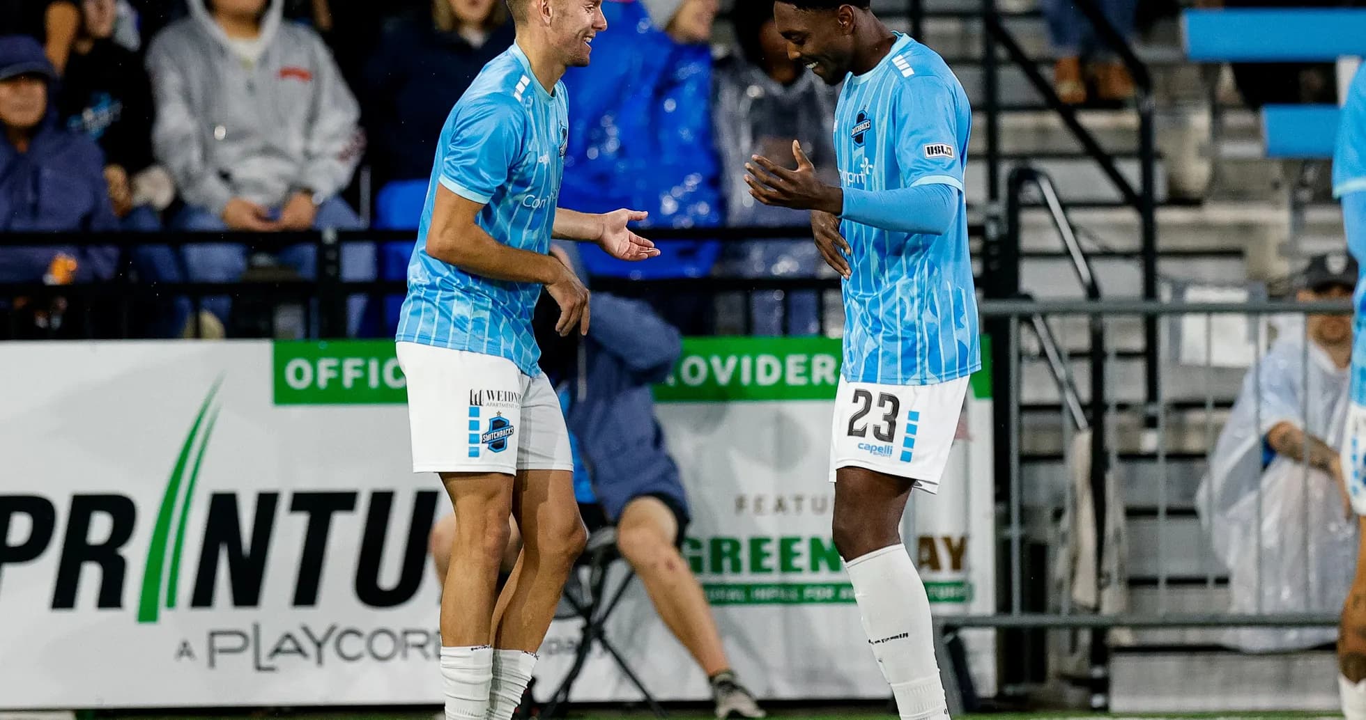 Dos jugadores celebrando en el campo