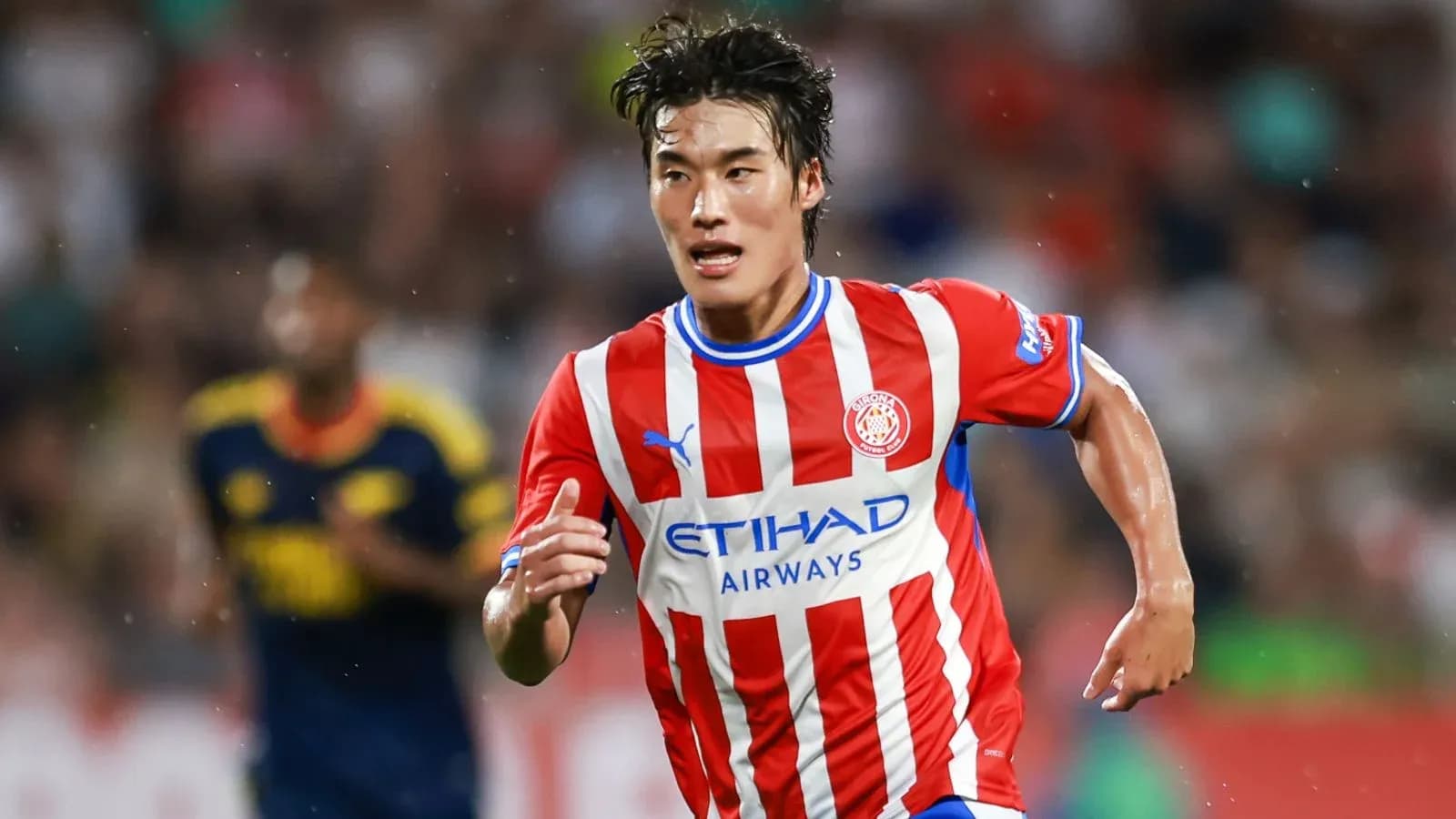 Jugador de Girona corriendo durante un partido