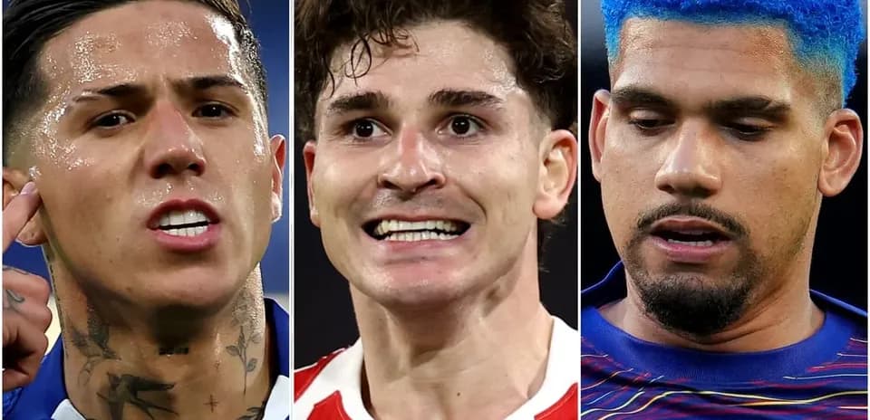 Tres jugadores de fútbol con diferentes expresiones faciales